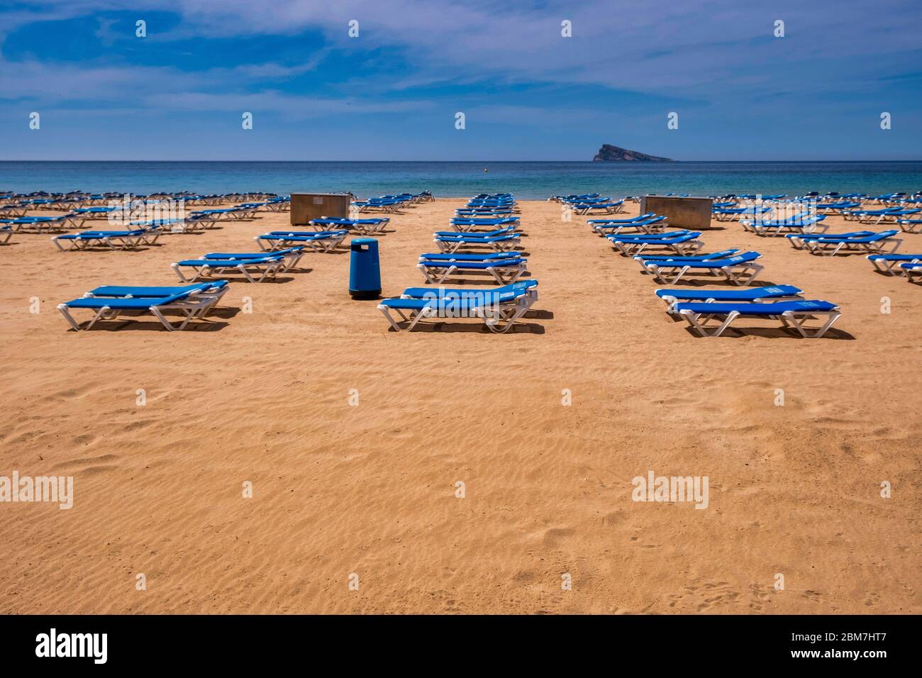 Benidorm, Alicante Spanien, 4.5.2020, Corona-Krise: Leere Sonnenliegen am menschenleeren Strand Playa Levante Stockfoto