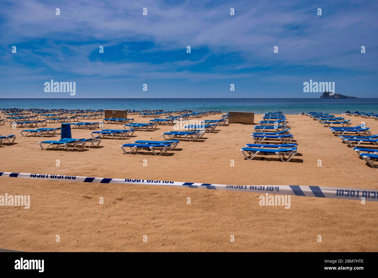 Benidorm, Alicante Spanien, 4.5.2020, Corona-Krise: Leere Sonnenliegen am menschenleeren Strand Playa Levante Stockfoto