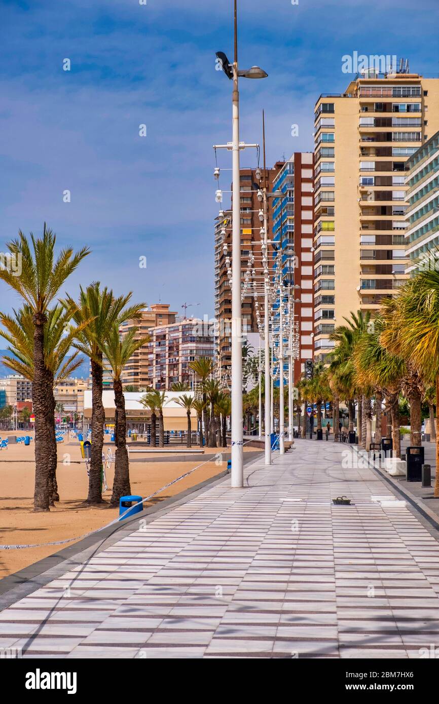 Benidorm, Alicante Spanien, 4. Mai 2020, Corona Krise: Praktisch menschenleere Promenade am Playa Levante Stockfoto