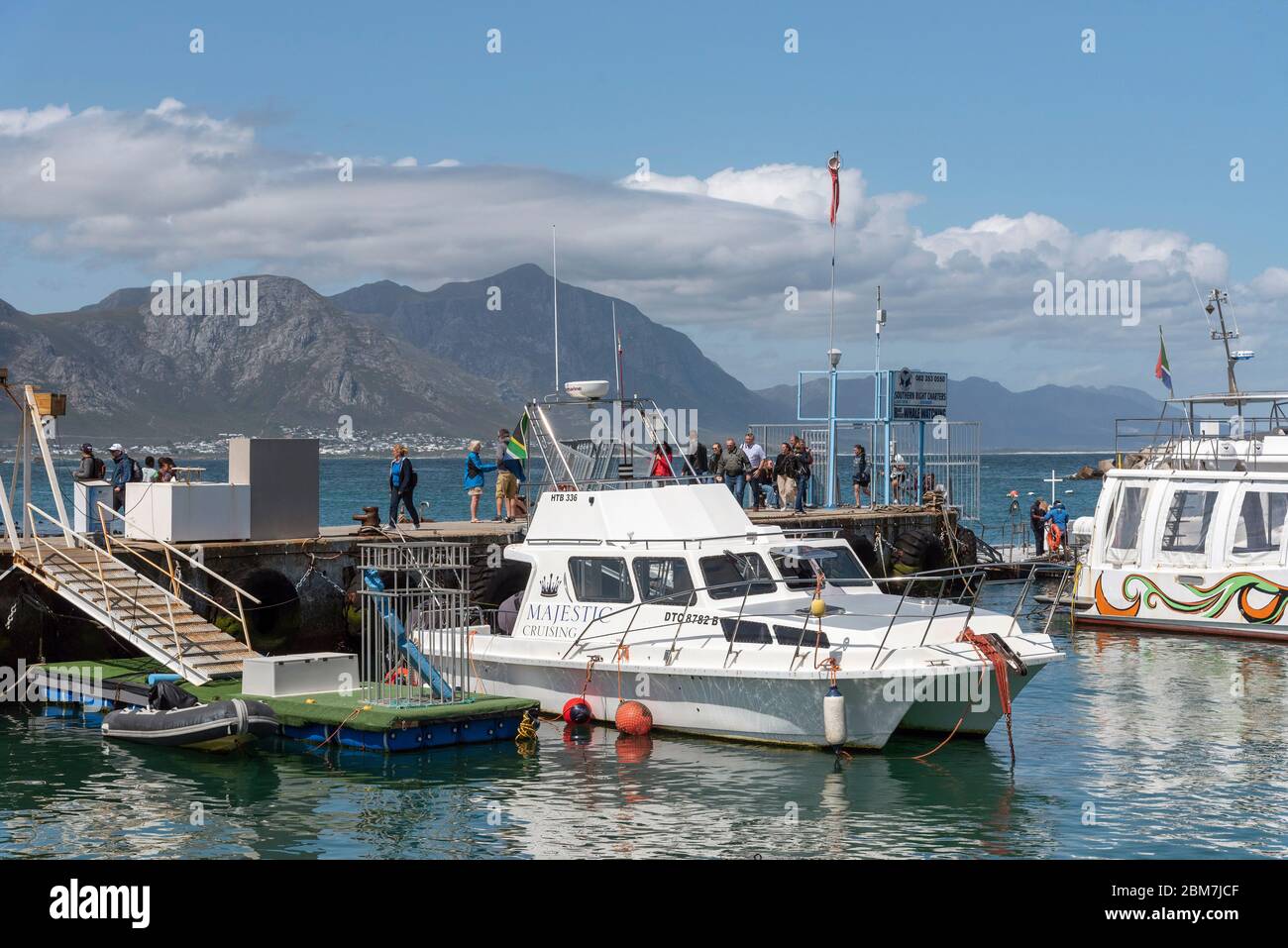 Hermanus, Westkap, Südafrika. 2019. Der Neue Hafen von Hermanus, Besucher und Wal-Trip-Boote neben. Stockfoto