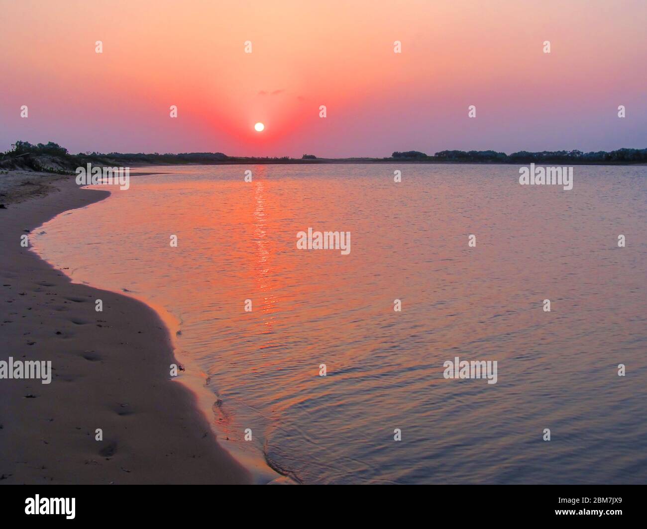 Sonnenuntergang, in einer abgelegenen Bucht auf der portugiesischen Insel, Teil des KaNyaka Barrier Island Systems im Süden Mosambiks Stockfoto