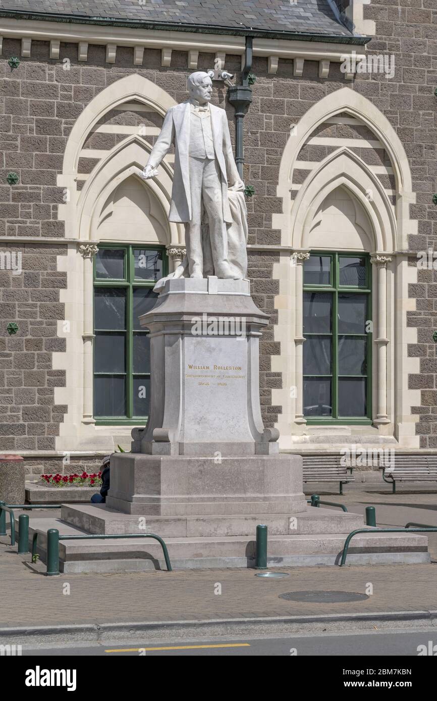 Stadtbild mit Rolleston-Statue vor dem monumentalen Gebäude des Canterbury Museums, aufgenommen in hellem Frühlingslicht in Christchurch, South Island, Neuseeland Stockfoto
