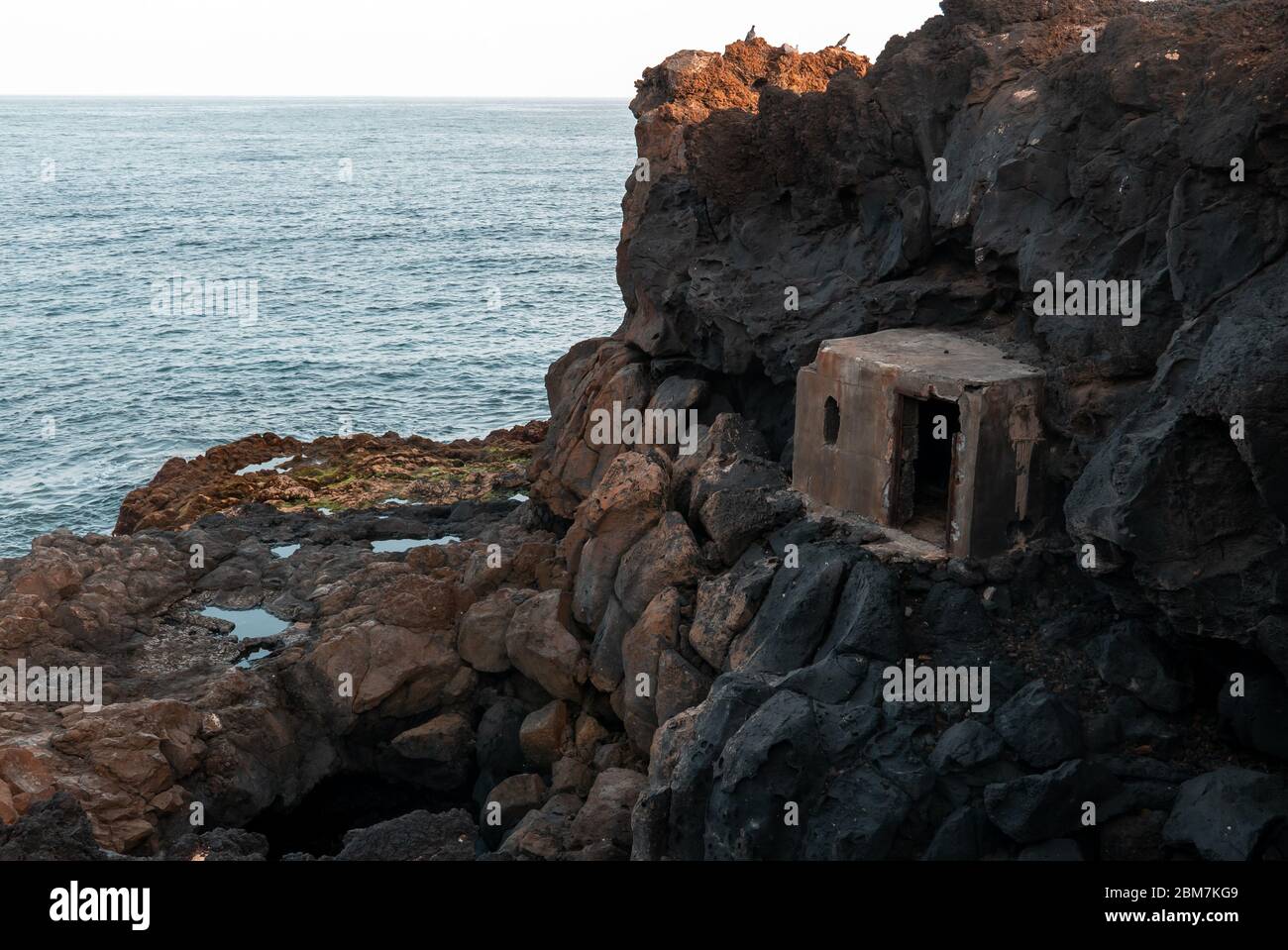 Verlassene Menschen gemacht Höhle auf Klippe in Lanzarote, Spanien am Meer Stockfoto