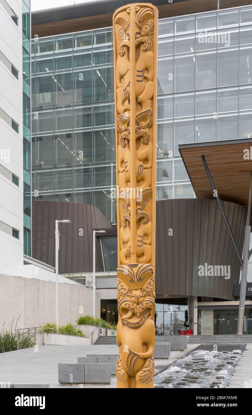 CHRISTCHURCH, NEUSEELAND - Dezember 03 2019: Stadtbild mit Maori Totem und modernen Gebäuden, aufgenommen in hellem Frühlingslicht am 03 2019. dezember Stockfoto