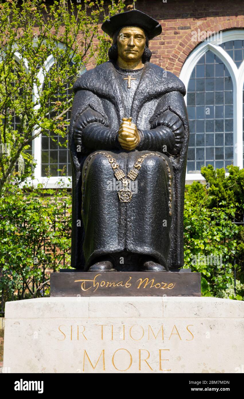 Sitzende moderne Statue von Thomas More, 1968, von der Bildhauerin Leslie Cubitt Bevis. Bemalte Bronzeskulptur Vor der Chelsea Old Church, Chelsea Embankment, London. GROSSBRITANNIEN. (118) Stockfoto