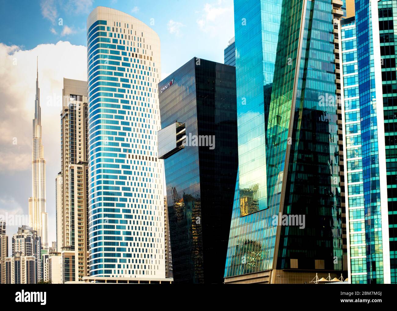Horizontale Bild der modernen Architektur in einem Geschäftsviertel, mehrere Gebäude in der Nähe, in der Ferne burj Khalifa Dubai, Naher Osten, Stockfoto