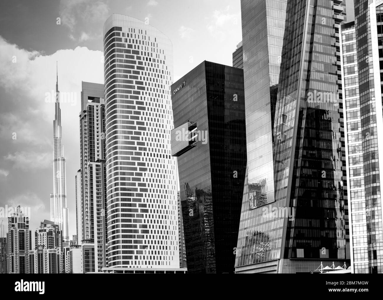 Horizontale Bild der modernen Architektur im Geschäftsviertel, mehrere Gebäude in der Nähe, in der Ferne burj Khalifa Dubai, Mittlerer Osten, Stockfoto