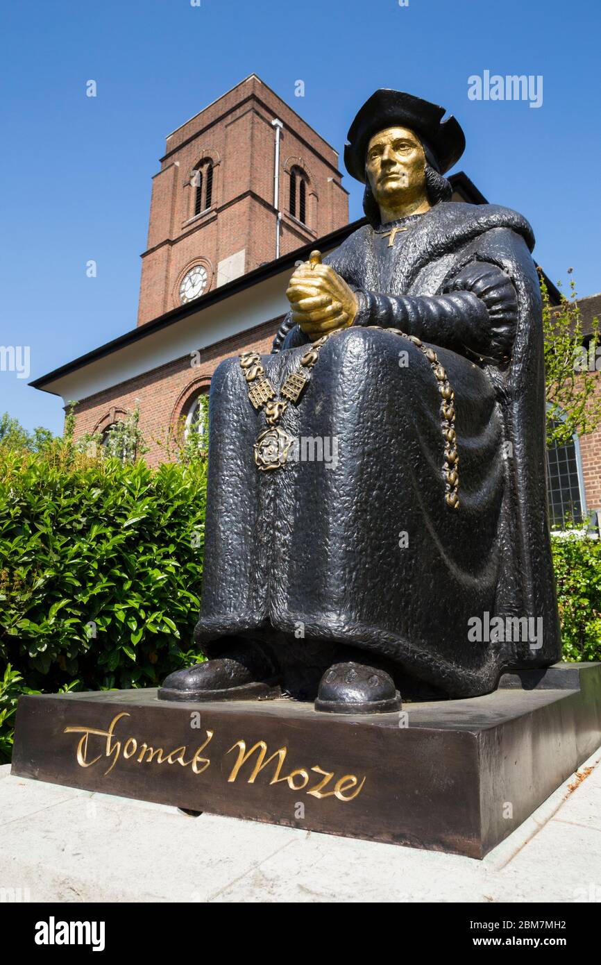 Sitzende moderne Statue von Thomas More, 1968, von der Bildhauerin Leslie Cubitt Bevis. Bemalte Bronzeskulptur Vor der Chelsea Old Church, Chelsea Embankment, London. GROSSBRITANNIEN. (118) Stockfoto