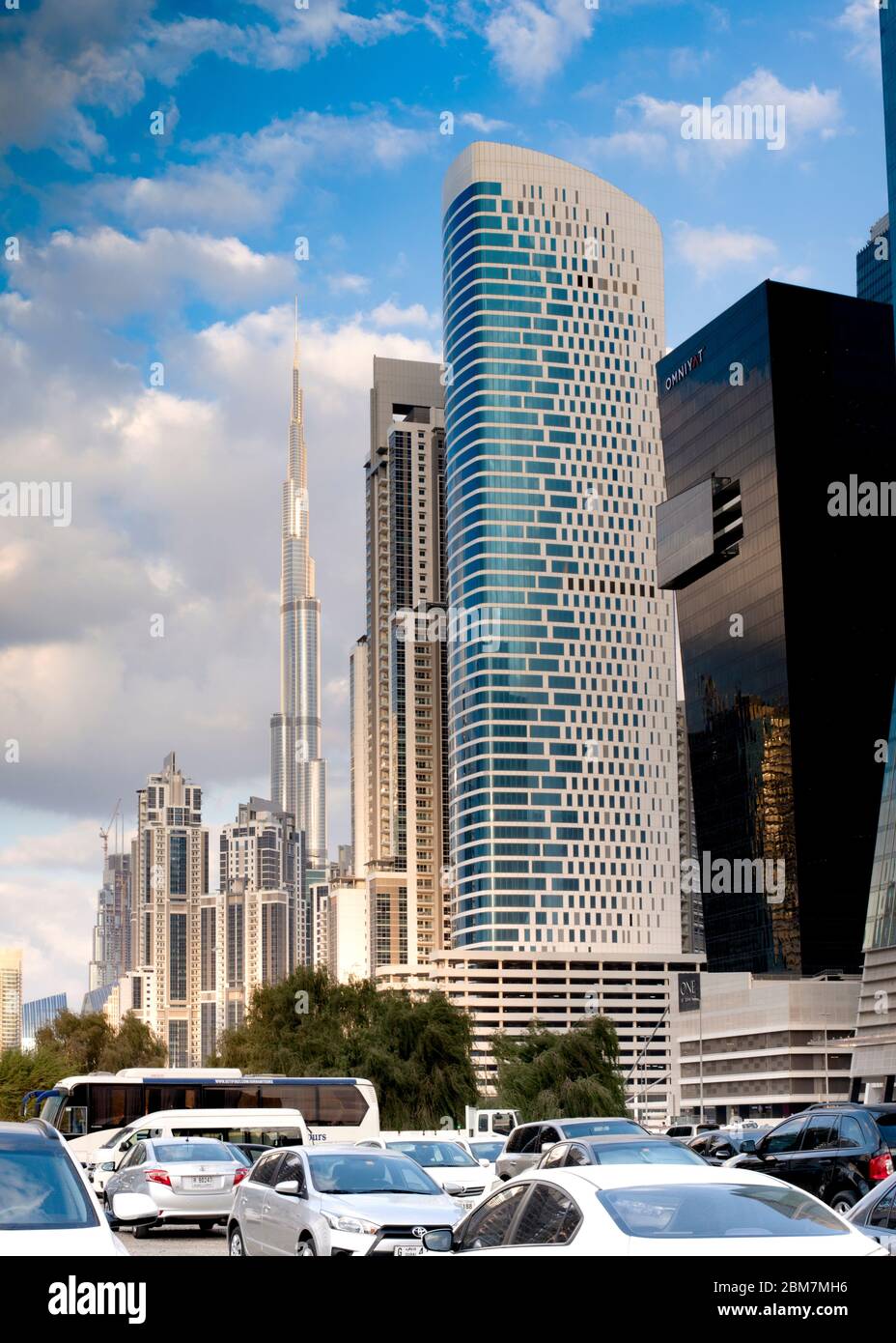 Vertikale Bild der modernen Architektur im Geschäftsviertel, mehrere Gebäude in der Nähe, in der Ferne burj Khalifa Dubai, Naher Osten, Stockfoto