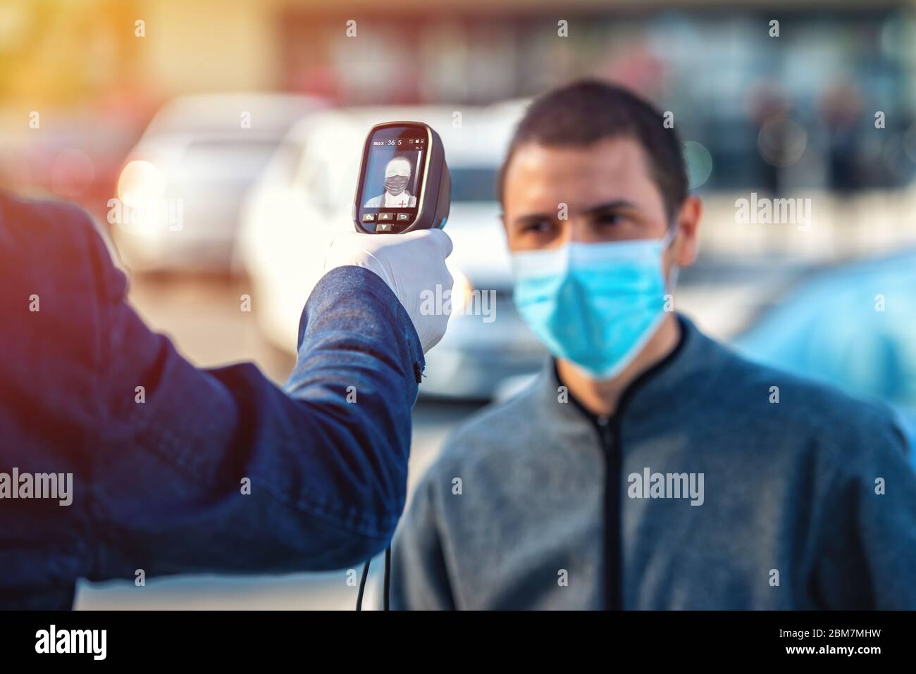 Ein Thermokanner für Fieber und Symptome des Coronavirus bei Supermarket. Stockfoto