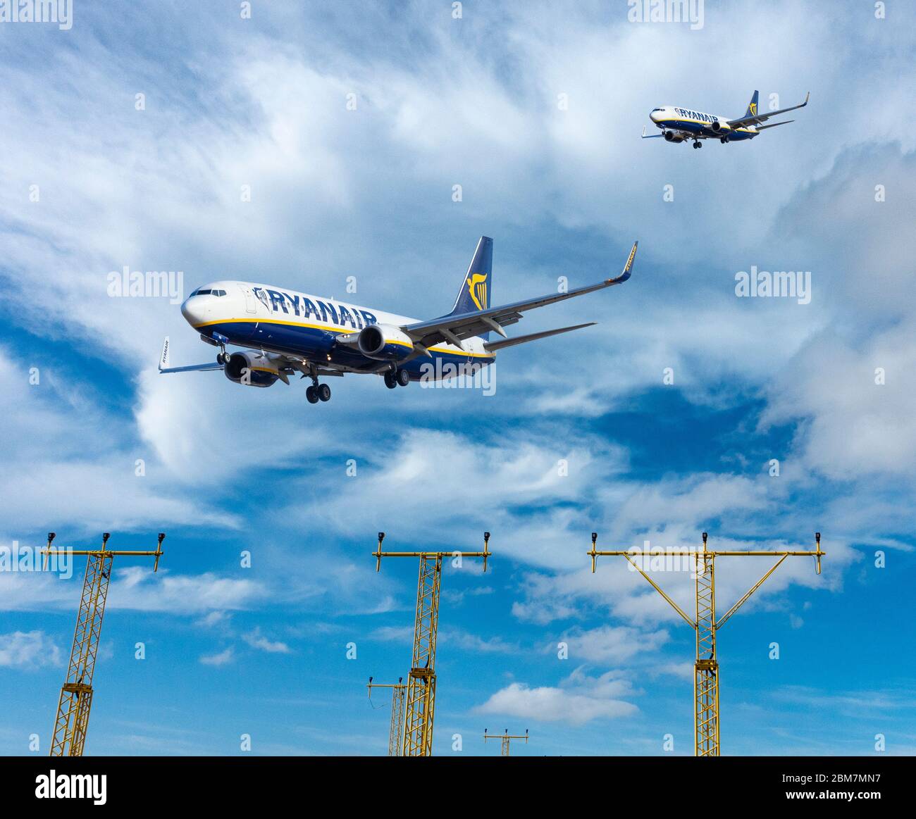 Zwei Ryanair-Flugzeuge, Flugzeuge im Landeanflug. Luftfahrtindustrie, Flugsicherung... Stockfoto