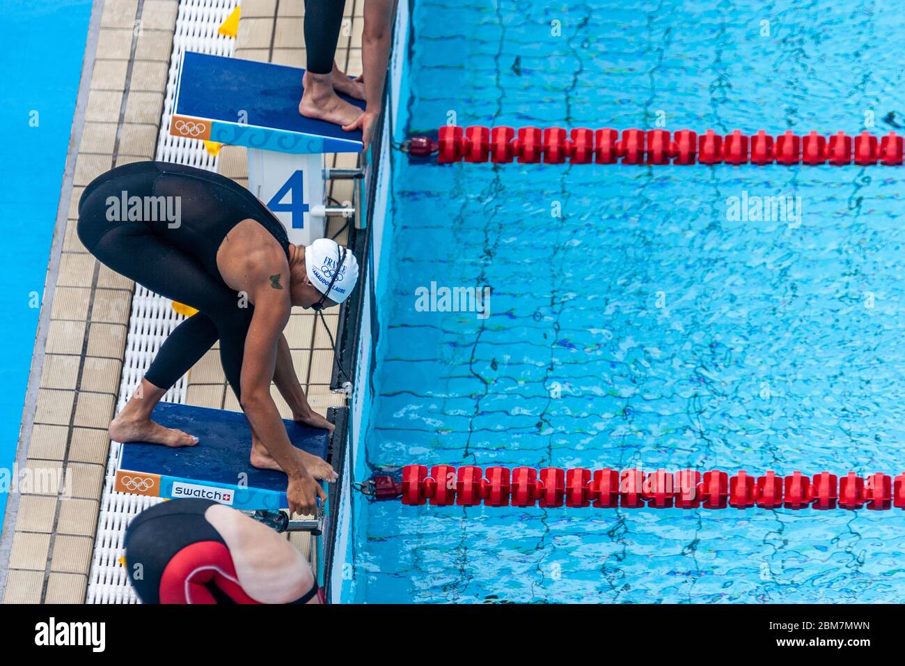 Laure Manaudou (FRA) startet bei den Olympischen Sommerspielen 2004 in Athen in den 400-Meter-Freistil-Rennen der Frauen. Stockfoto