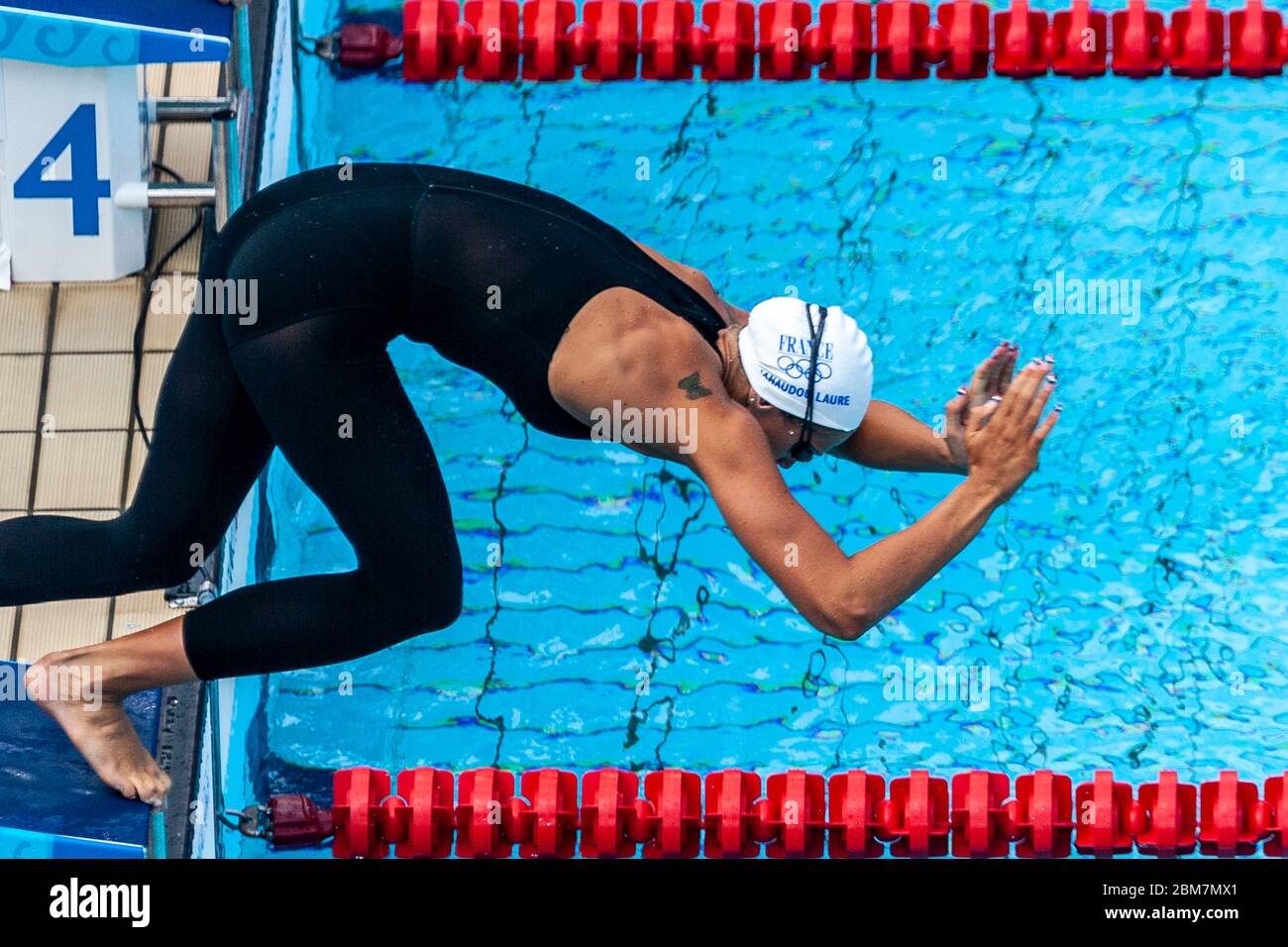 Laure Manaudou (FRA) startet bei den Olympischen Sommerspielen 2004 in Athen in den 400-Meter-Freistil-Rennen der Frauen. Stockfoto