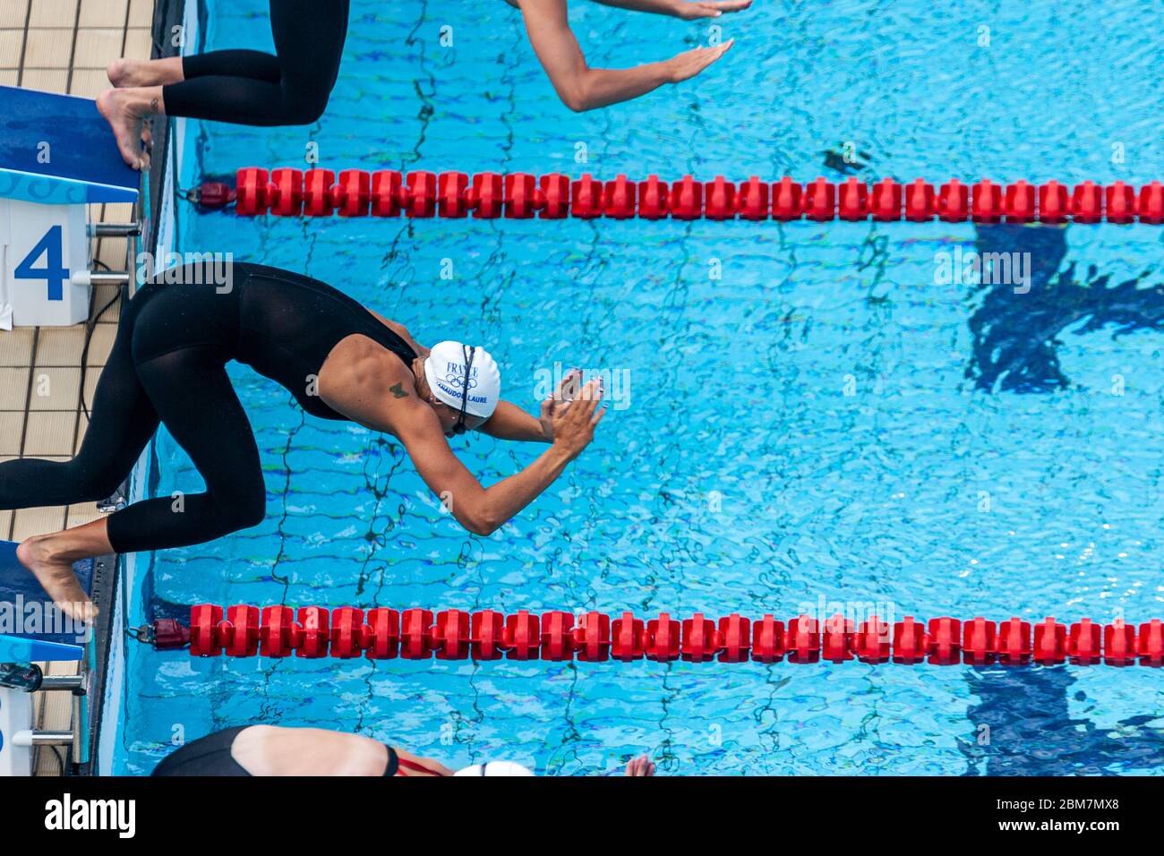 Laure Manaudou (FRA) startet bei den Olympischen Sommerspielen 2004 in Athen in den 400-Meter-Freistil-Rennen der Frauen. Stockfoto