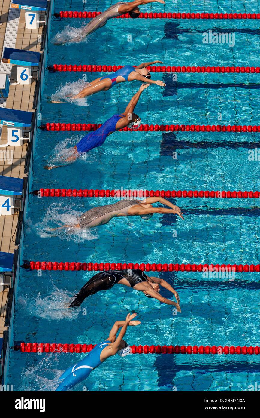 Start der 100 Meter Rückschlag-Hitze der Frauen #2 bei den Olympischen Sommerspielen 2004 in Athen. 15. August 2004. Stockfoto