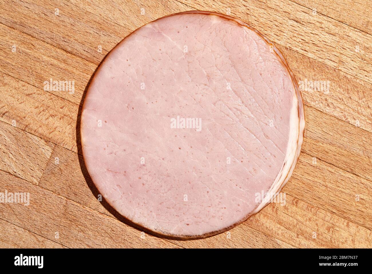 Geräucherter Schweinesattel ('hamburgerryg'), in Scheiben geschnitten Stockfoto