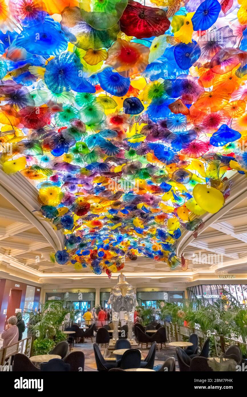 'Fiori di Como', eine Glasskulptur von Dale Chihuly an der Decke der Lobby des Bellagio Hotel and Casino, Las Vegas Strip, Las Vegas, Nevada, USA Stockfoto