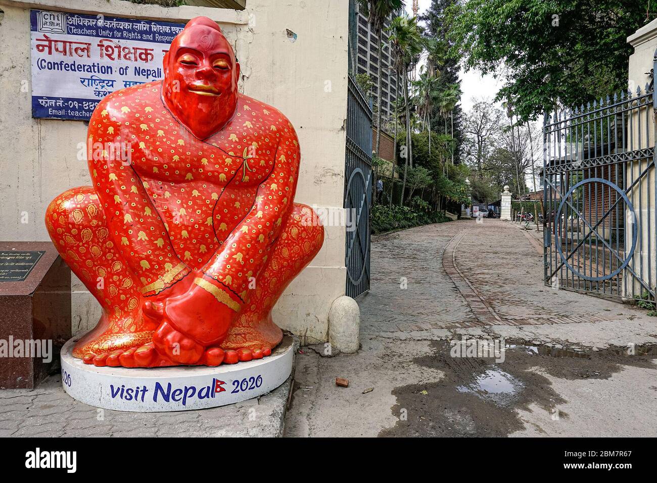 Yeti, das offizielle Maskottchen der nepalesischen Tourismuskampagne „Visit Nepal 2020“, sitzt vor dem Kaiser Mahal Gebäude in Kathmandu. Die Kampagne wurde am 1. Januar gestartet und hatte das Ziel, bis Ende 2020 mindestens 2 Millionen Touristenbesuche zu generieren. (Shilu Manandhar, GPJ Nepal) Stockfoto