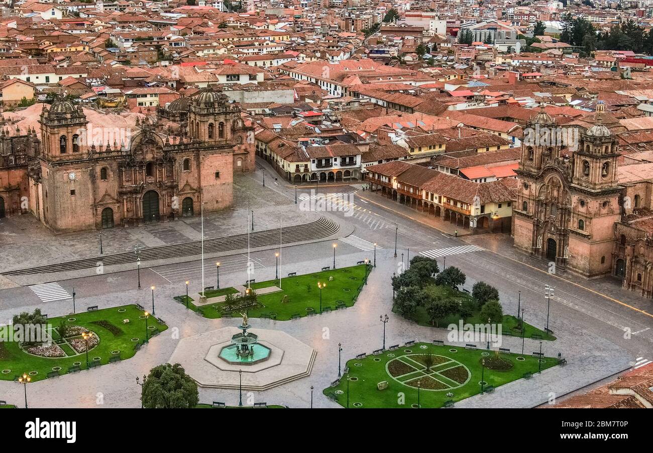 Luftaufnahme über der Plaza de Armas, der Kathedrale und der Kirche der Gesellschaft Jesu aus Cusco, Peru Stockfoto