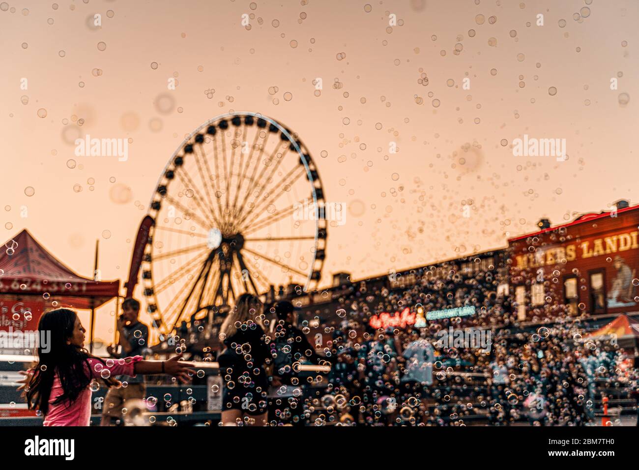 riesenrad in Seattle mit Blasen Stockfoto