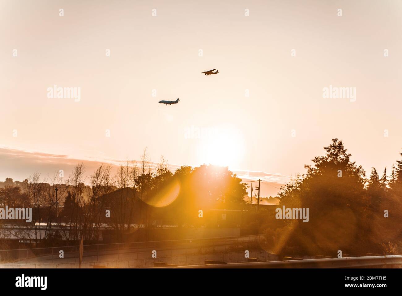 Zwei Flugzeuge in der Nähe des Seattle Flughafens bei Sonnenuntergang Stockfoto