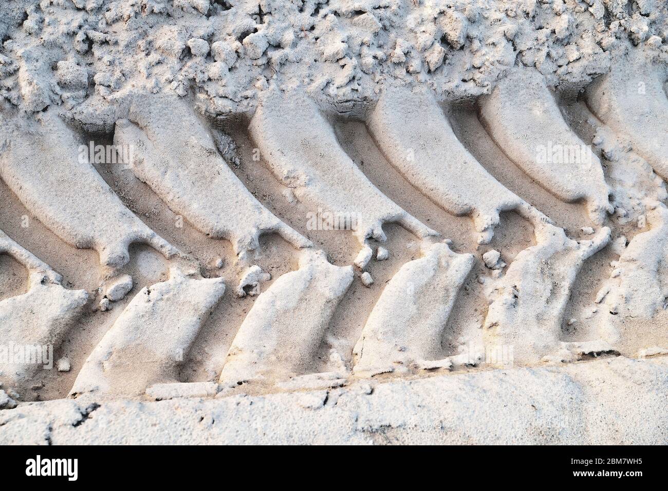 Große Autoreifen auf dem Sand, Nahaufnahme der Strecke Stockfoto