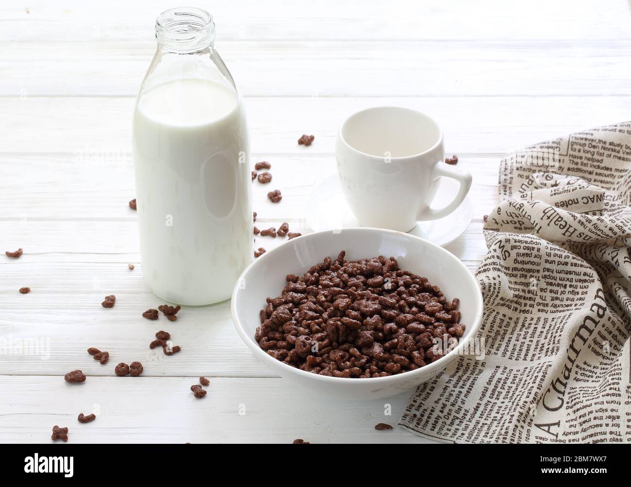 Frühstück Müsli Schokolade - aromatisierte Getreideballen und ein Glas Milch Stockfoto