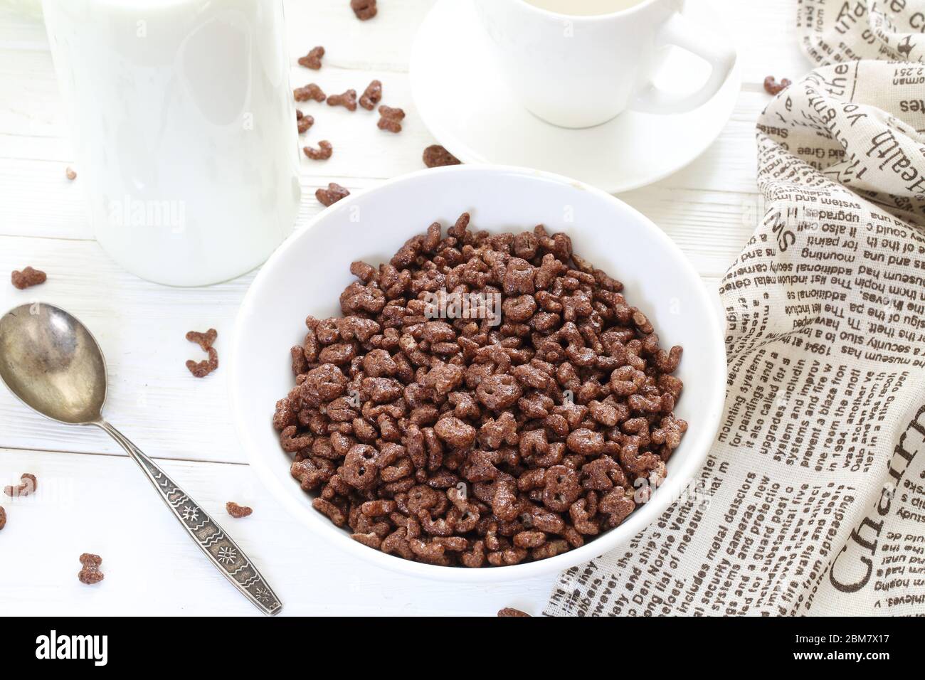 Frühstück Müsli Schokolade - aromatisierte Getreideballen und ein Glas Milch Stockfoto