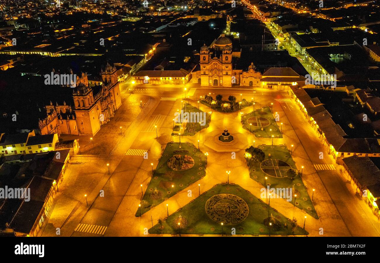 Nachtansicht über die leere Plaza de Armas von Cusco, Peru während der Sperrung des Coronavirus Stockfoto