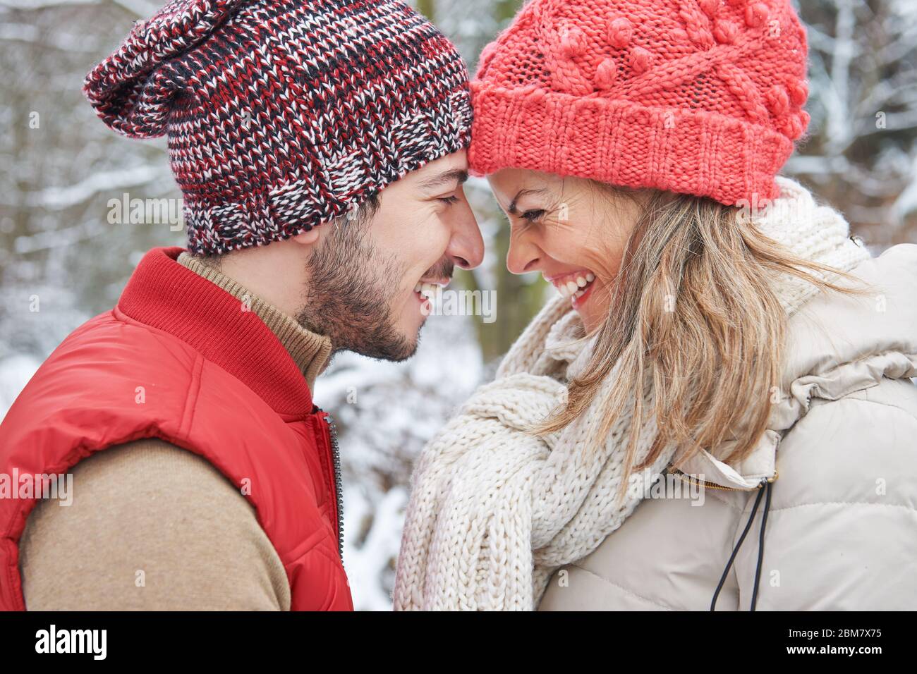 Verliebte Paare im Winter im Urlaub lehnen ihre Köpfe zusammen Stockfoto