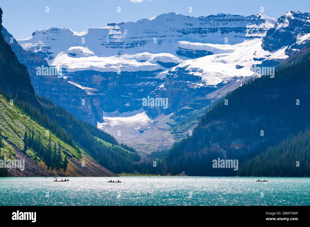 Kanus auf dem Lake Louise in den kanadischen Rocky Mountains Stockfoto