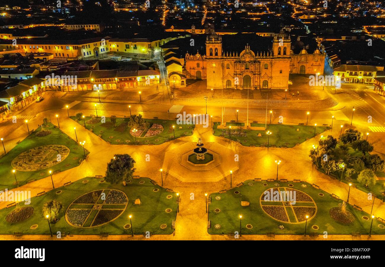 Nachtansicht über die leere Plaza de Armas von Cusco, Peru während der Sperrung des Coronavirus Stockfoto