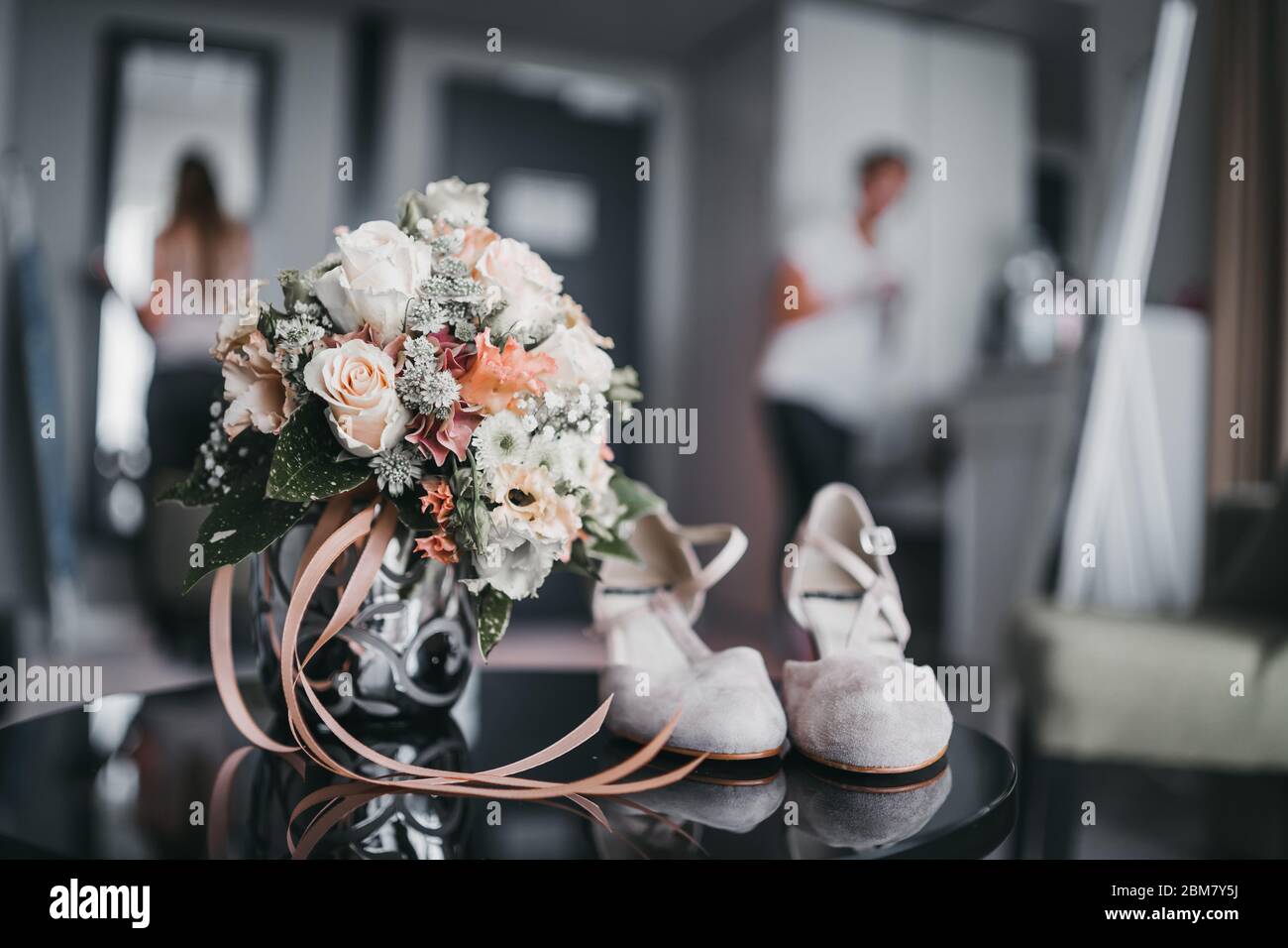 Hochzeitsblumen und Schuhe Stockfoto