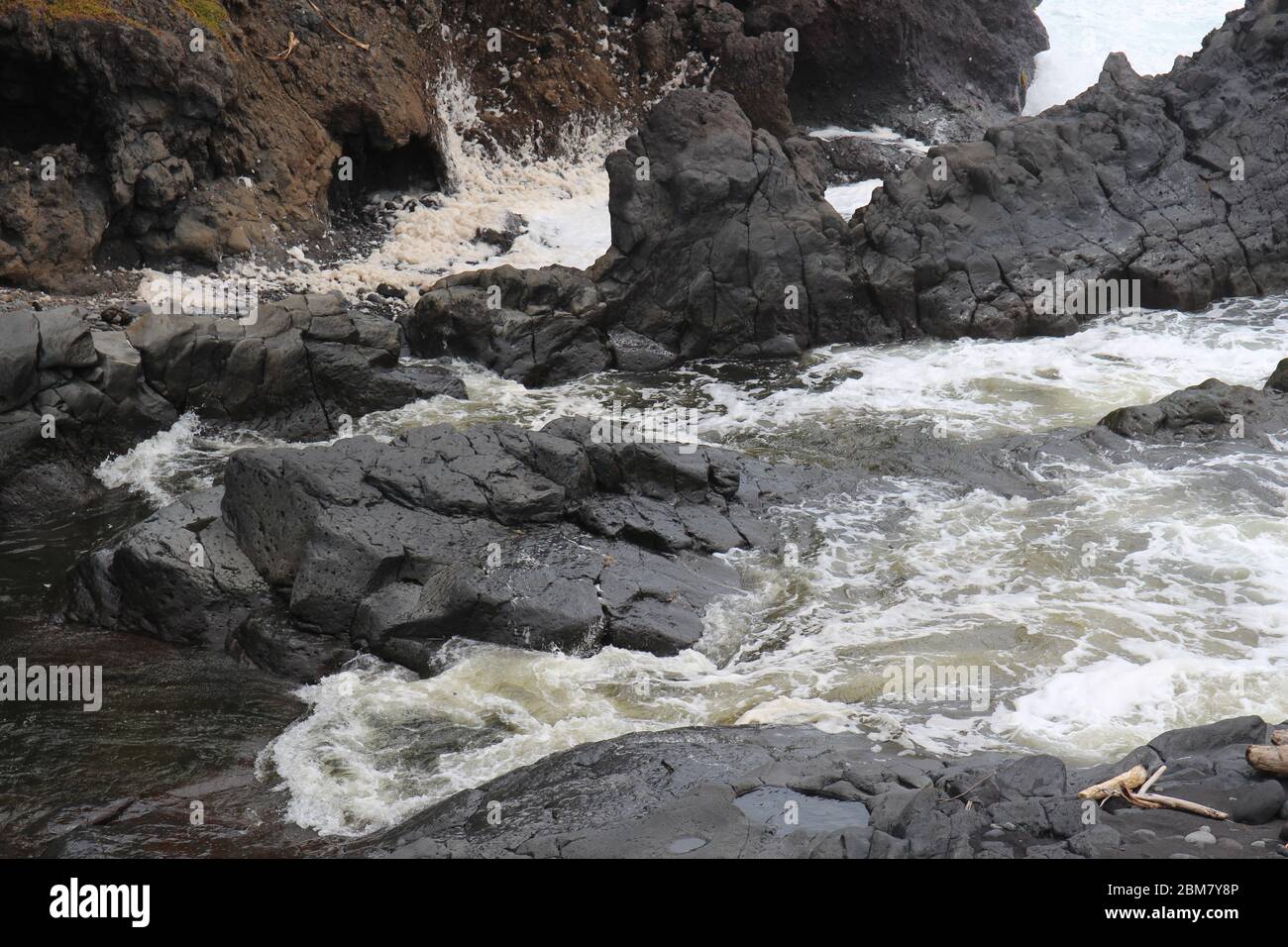 Palikea Bach läuft durch vulkanisches Gestein am Oheo Gulch in Hana, Maui, Hawaii, USA Stockfoto
