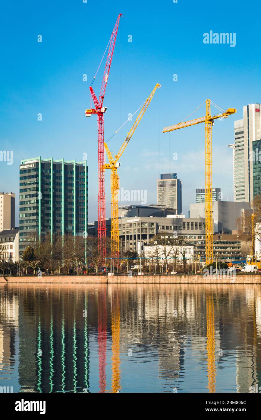 Blick auf eine Baustelle im Zentrum von Frankfurt am Main, Hessen, Deutschland, von der anderen Seite des Flusses. Stockfoto