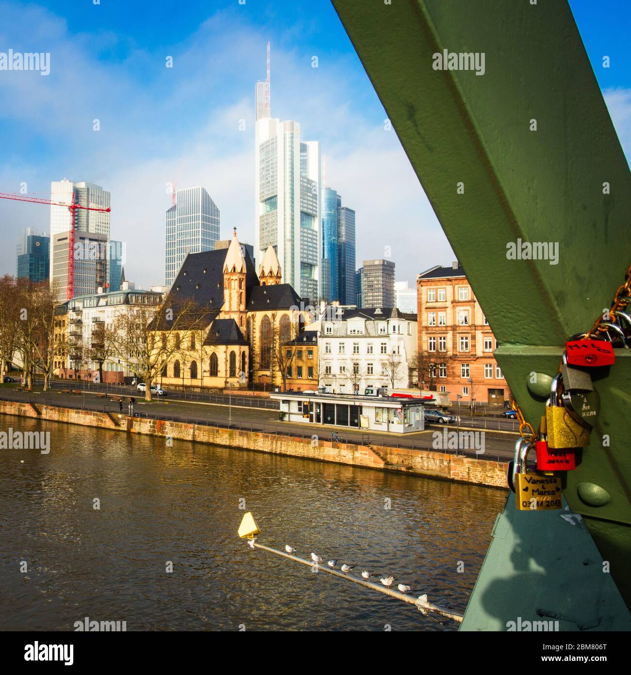 Liebesschlösser auf einem Träger des Eiserner Steg in Frankfurt am Main, Hessen, Deutschland. Stockfoto