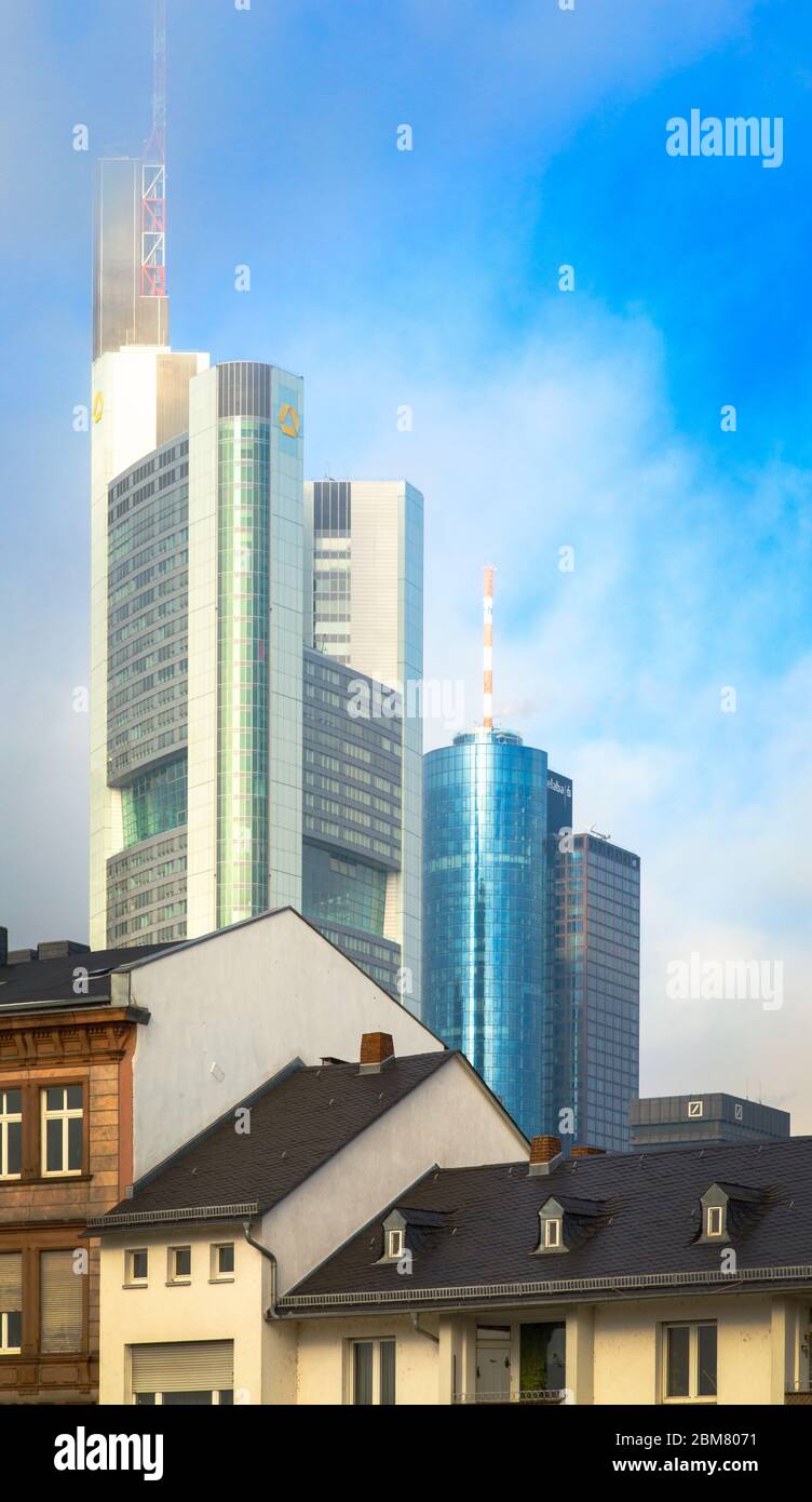 Die Commerzbank und der Main-Turm ragen über Wohnbauten in Frankfurt am Main, Hessen, Deutschland. Stockfoto