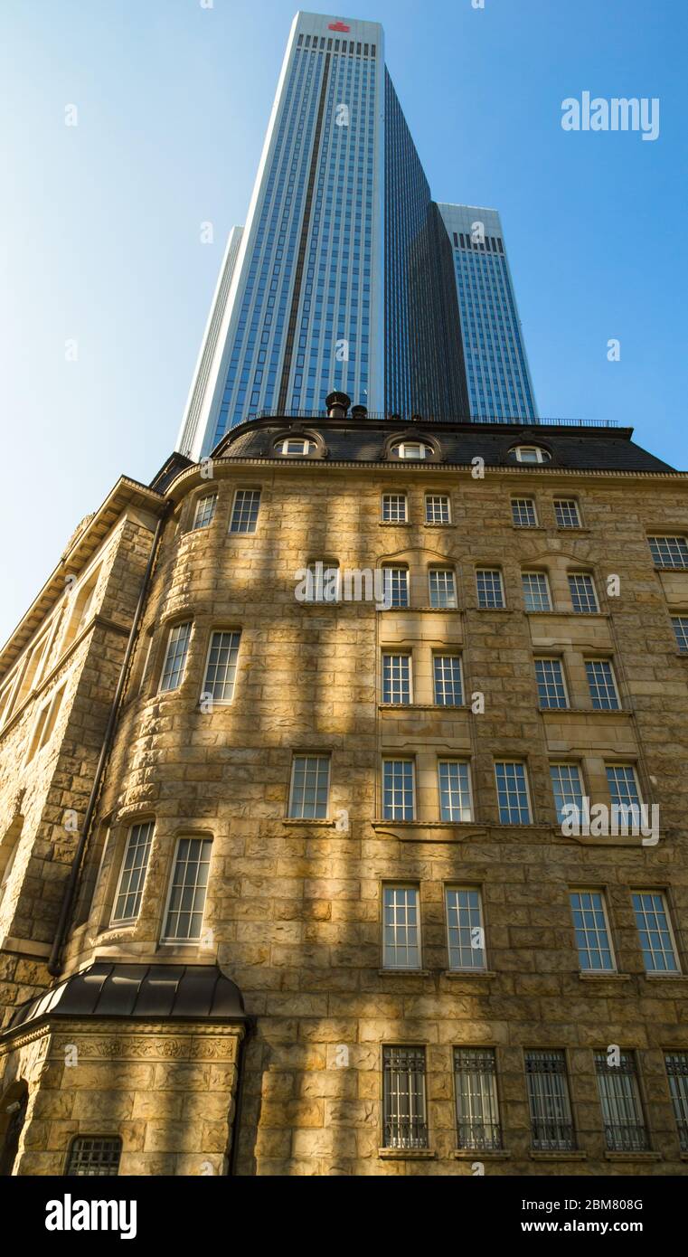 Traditionelle und moderne Gebäude in Frankfurt am Main, Hessen, Deutschland. Stockfoto