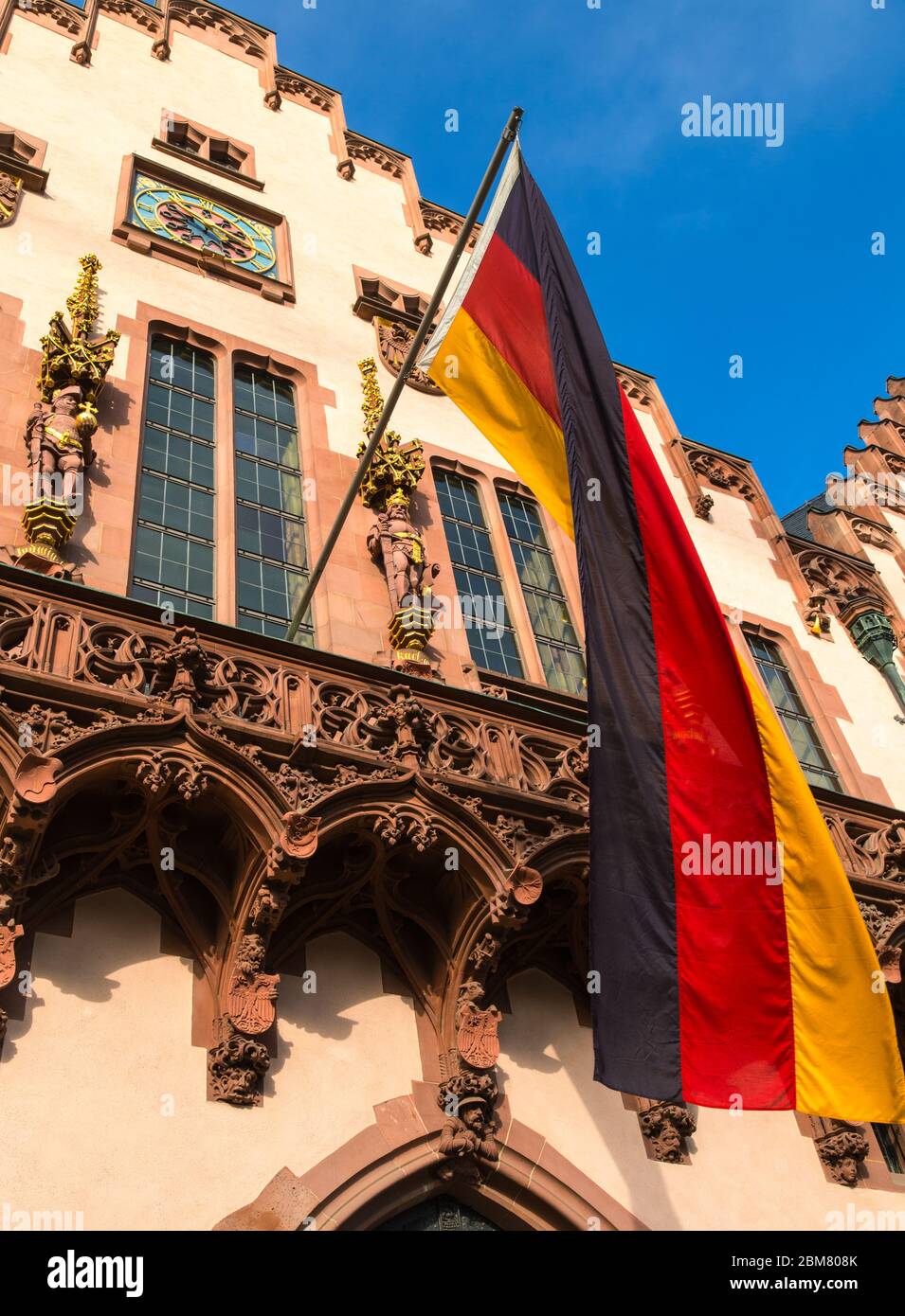 Deutsche Flagge vor dem rekonstruierten Römer-Gebäude, dem alten Rathaus von Frankfurt am Main, Hessen, Deutschland. Stockfoto