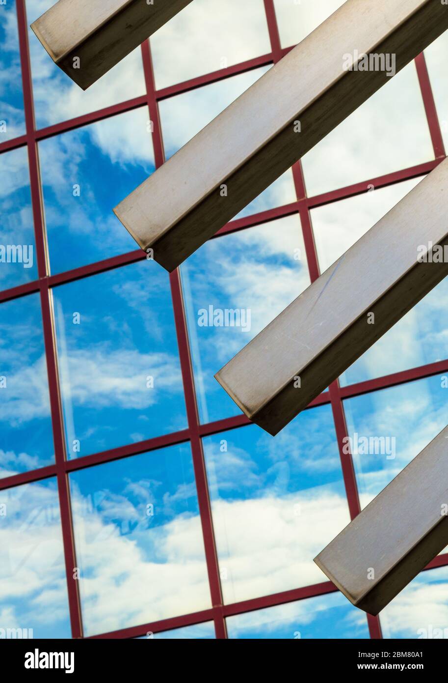 Spiegelung des Himmels in den Fenstern des DZ-Bankgebäudes, durch die Stangen des Metallbogengewölbe am Platz der Republik, Frankfurt, Deutschland. Stockfoto