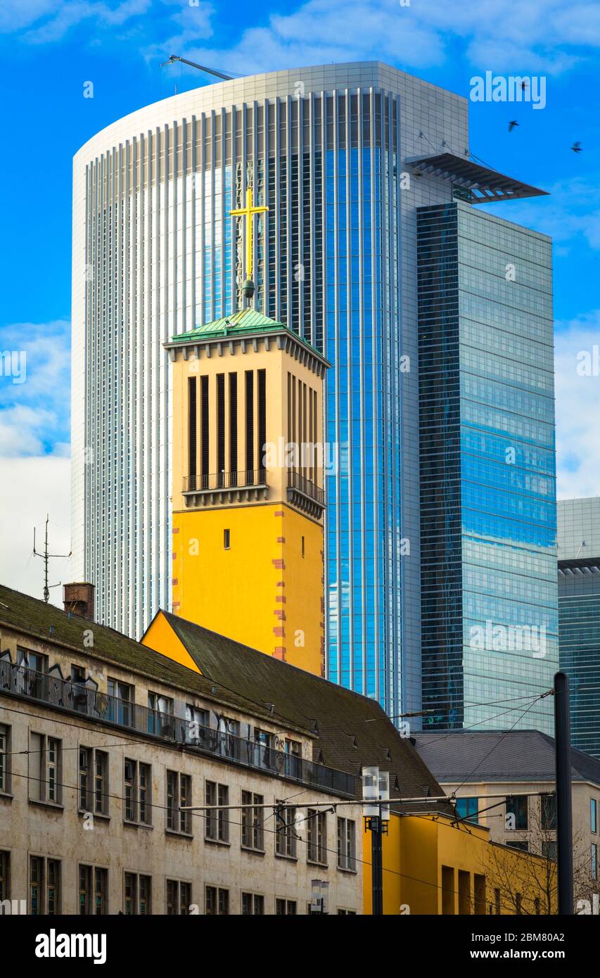 Matthauskirche und Pollux Tower im Gallus-Bezirk Frankfurt am Main, Hessen. Stockfoto