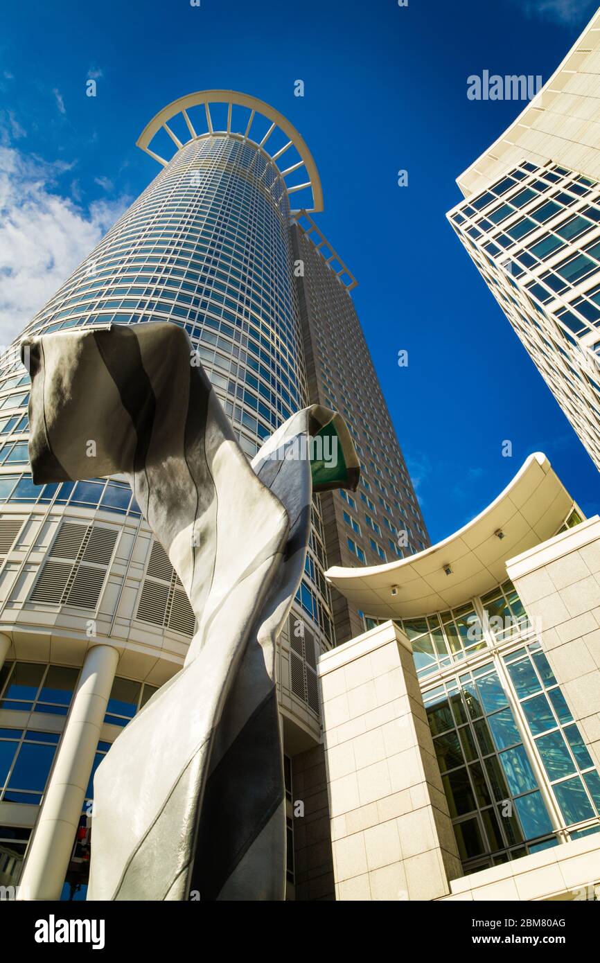Skulptur mit umgekehrtem Kragen und Krawatte, entworfen 1994 von Claes Oldenburg und Coosje van Bruggen vor dem Westend Tower in Frankfurt. Stockfoto