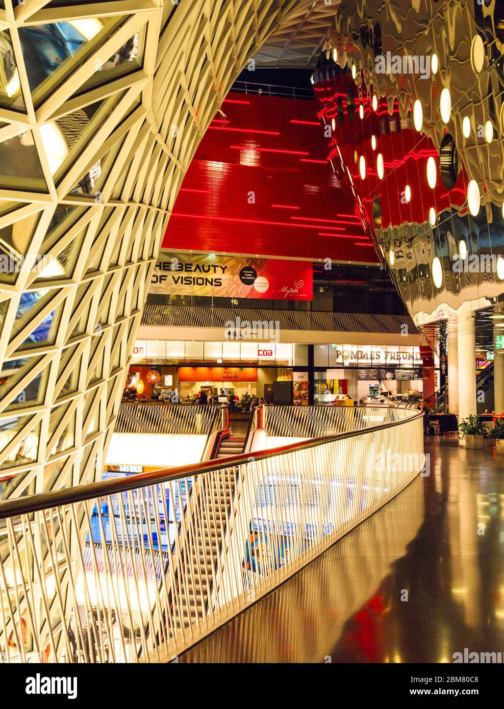Detail der MyZeil Mall in Frankfurt am Main, Hessen. MyZeil ist ein Einkaufszentrum im Zentrum von Frankfurt. Es wurde vom römischen Architekten Massimiliano Fuksas entworfen. Es ist Teil des PalaisQuartier-Bebauungsbaus, mit Haupteingang an der Zeil, Frankfurts Haupteinkaufsstraße. Stockfoto
