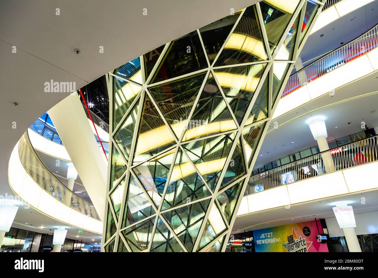 Detail der MyZeil Mall in Frankfurt am Main, Hessen. MyZeil ist ein Einkaufszentrum in der Zeil, Frankfurt, Deutschland. Stockfoto