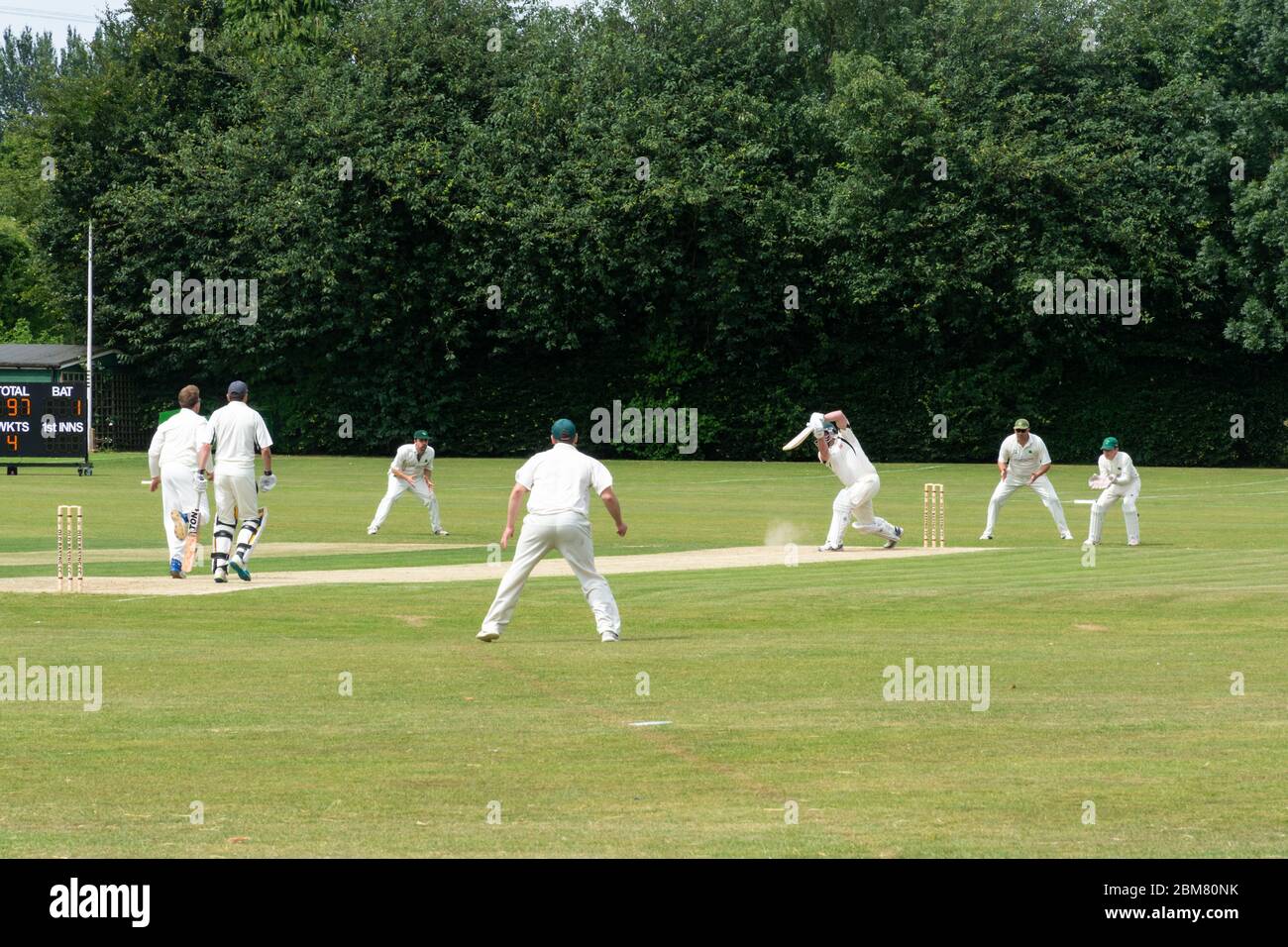 Cricket-Spiel im Dorf, Old Basing, Hampshire, England, Großbritannien Stockfoto