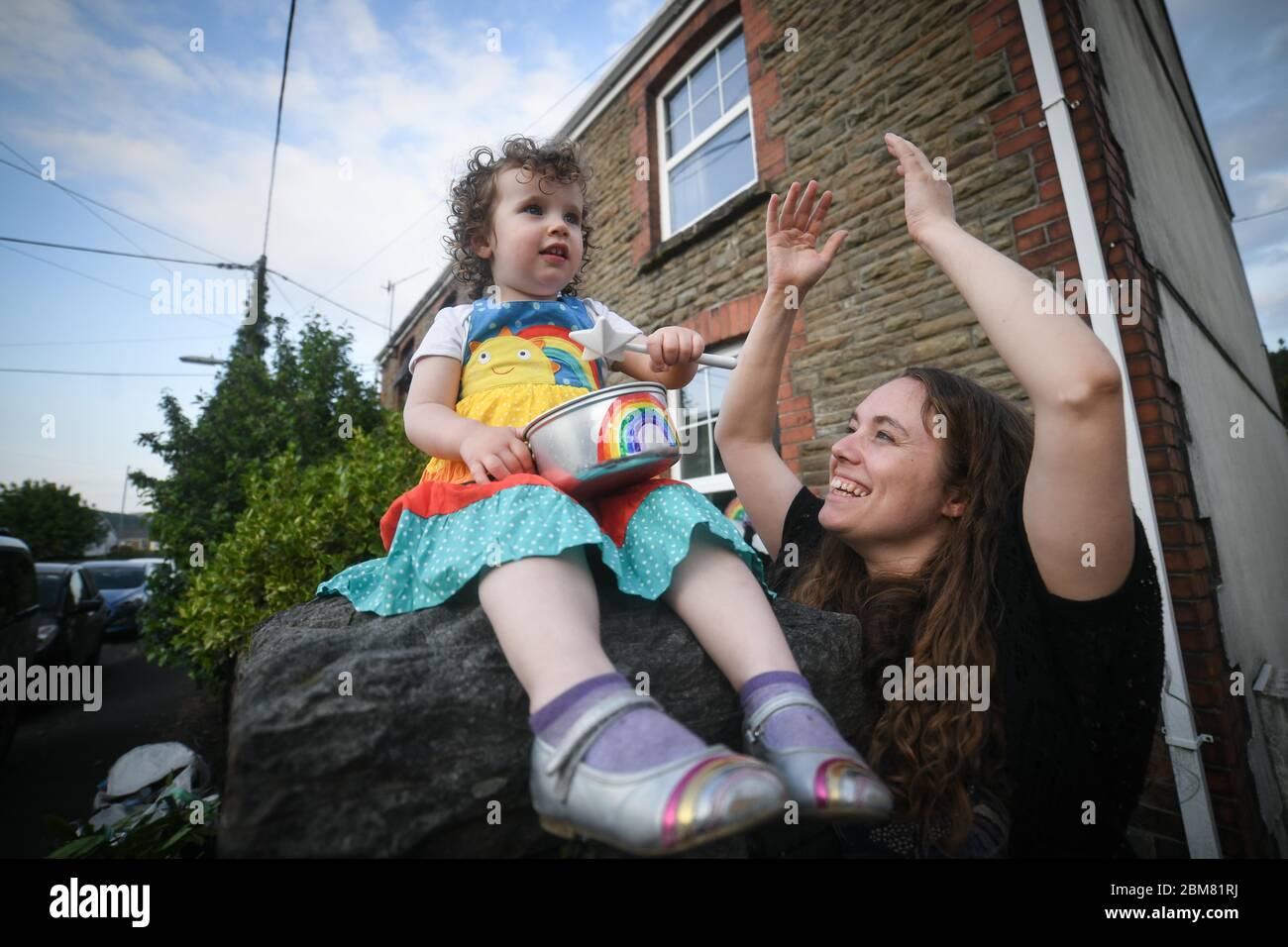 Swansea, Wales, Großbritannien. Mai 2020. Die zweijährige Lillian Joy und ihre Mutter Bethan unterstützen den NHS und die Schlüsselarbeiter außerhalb ihres Hauses in Swansea, Wales, indem sie an dem wöchentlichen Clap for Our Carers während der Blockierung der Coronavirus-Pandemie in Großbritannien teilnahmen. Quelle : Robert Melen/Alamy Live News Stockfoto