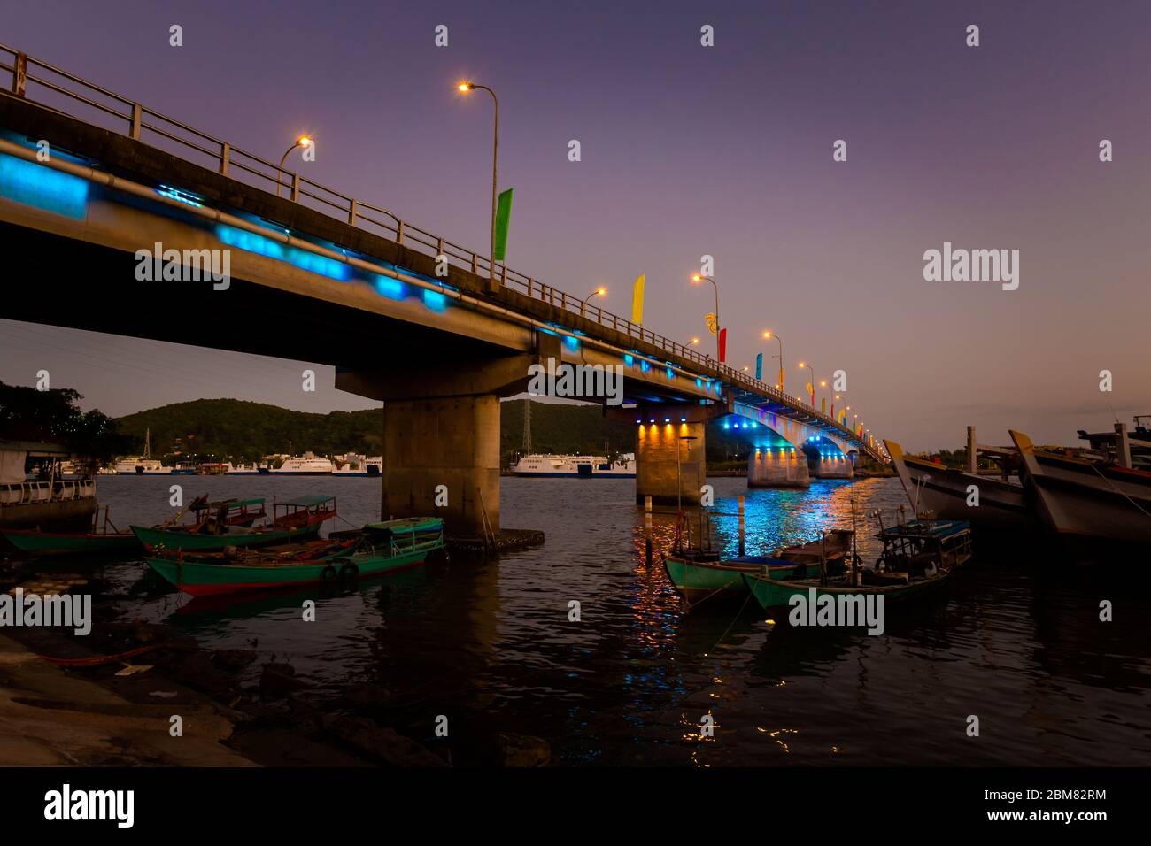 Nächtliche Stadtansicht der Truong Tien Brücke im tropischen Ha Tien, im Herzen des Mekong Delta, Vietnam. Landschaft aus der Stadt genommen Stockfoto