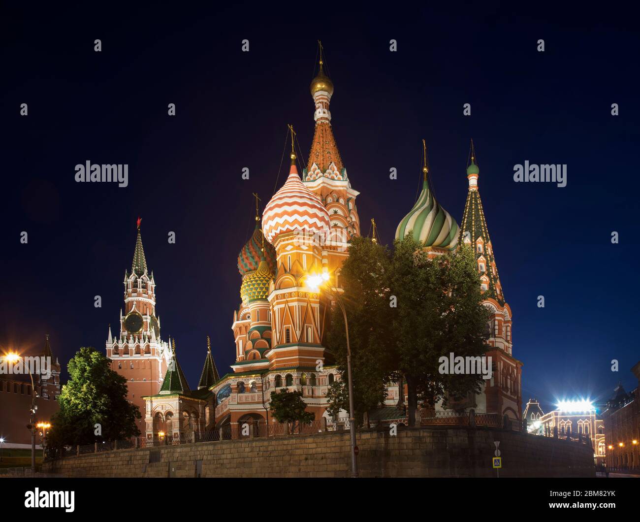 Spasskaya Turm des Moskauer Kreml und Basilius Kathedrale in Moskau. Russland Stockfoto