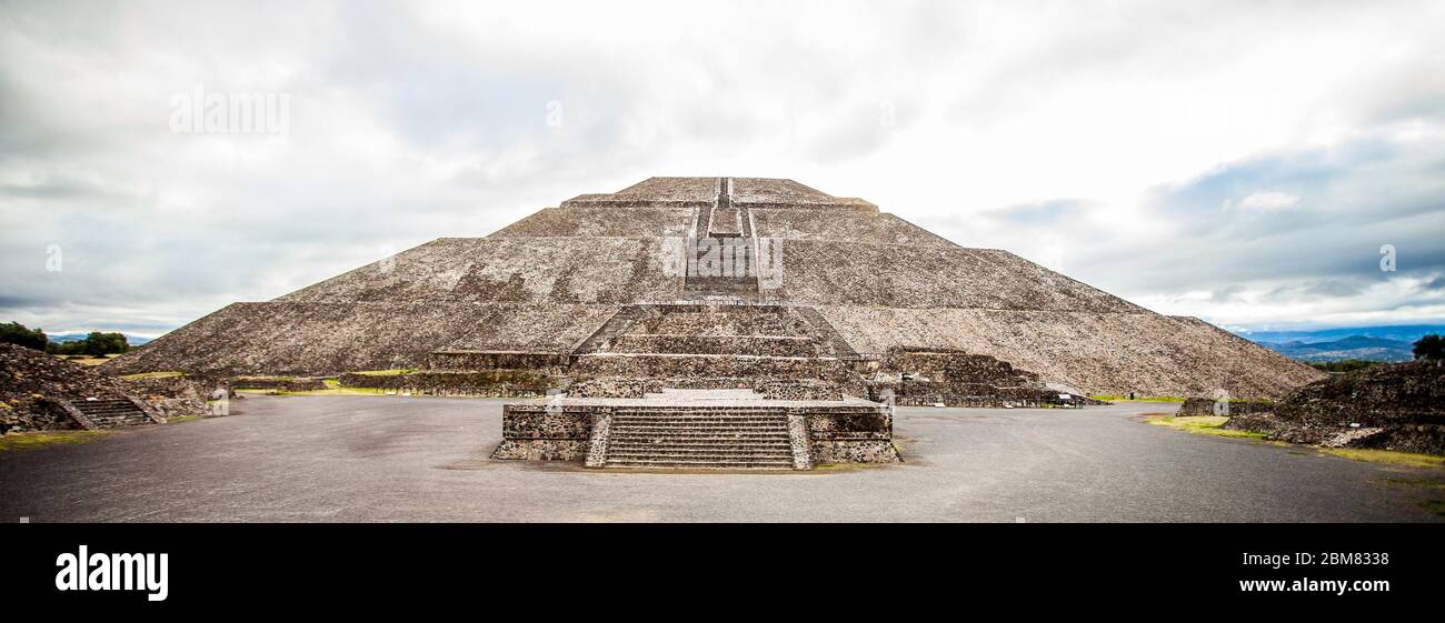Panoramablick auf die Pyramiden in Teotihuacan in Mexiko mit niemandem Stockfoto