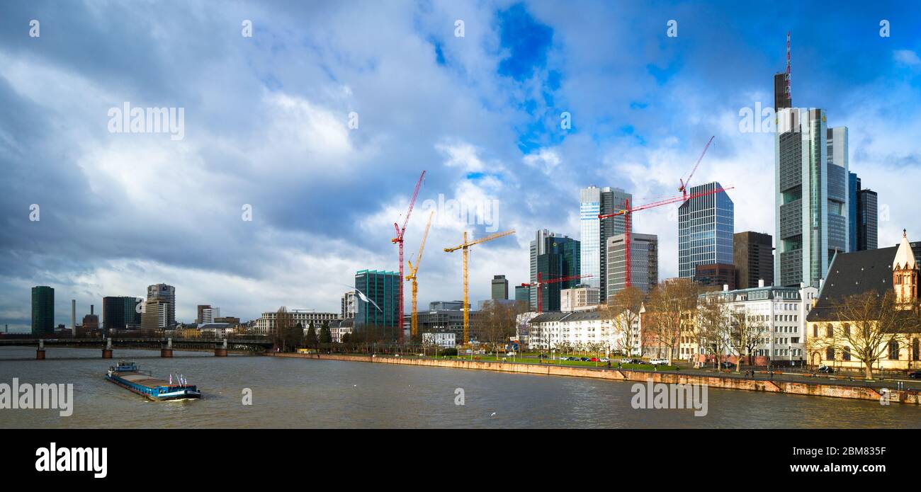 Panoramablick auf den Main und das Geschäftsviertel, Frankfurt-am-Main, Deutschland. Stockfoto